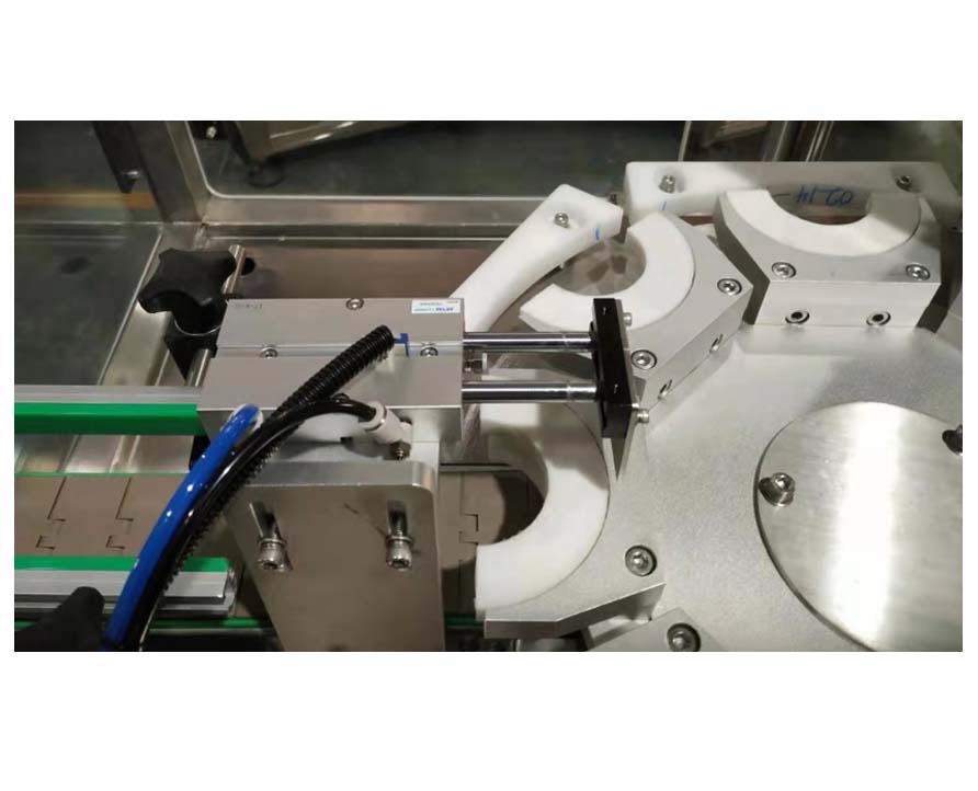 Double Head Screw Vacuum Capping Machine for Glass Bottle  FH-FVC30