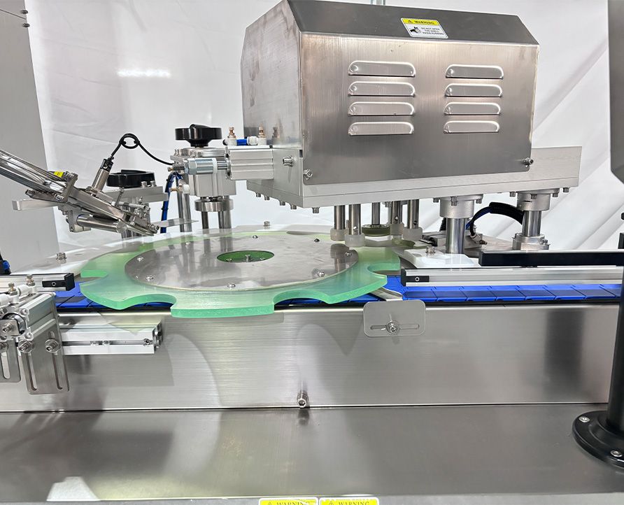 Fully automatic four-wheel screwing capping machine, automatic capping and pressing machine machine, high-speed capping machine