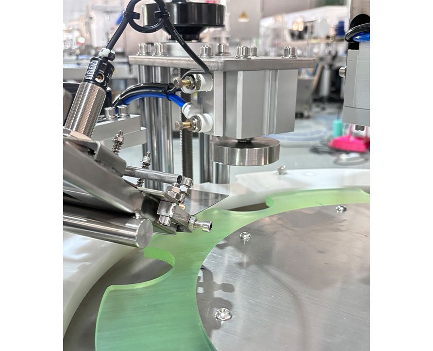 Fully automatic four-wheel screwing capping machine, automatic capping and pressing machine machine, high-speed capping machine