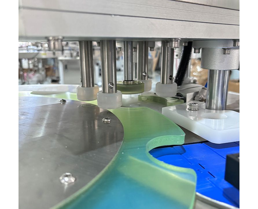 Fully automatic four-wheel screwing capping machine, automatic capping and pressing machine machine, high-speed capping machine