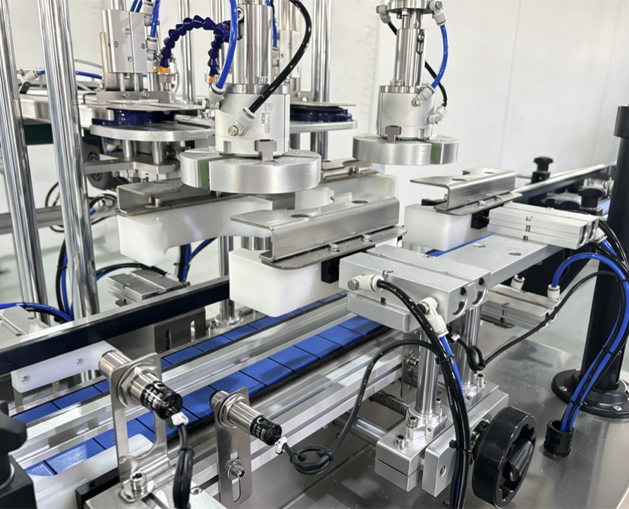 Capping machine with cap conveyor belt feeding , Belt conveyor cap feeding plastic jar double head capping machine, Servo control capper equipment